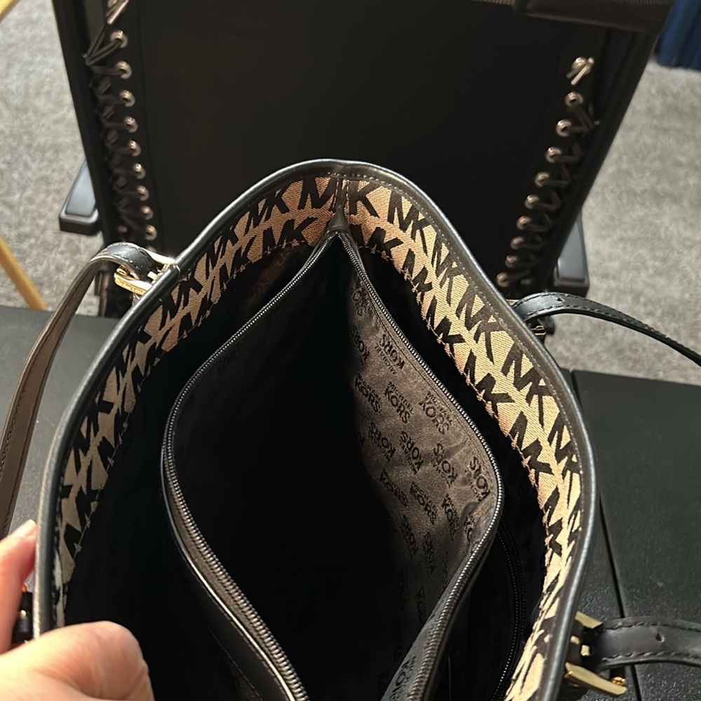 Michael Kors EUC Large Handbag - Picture 10 of 16